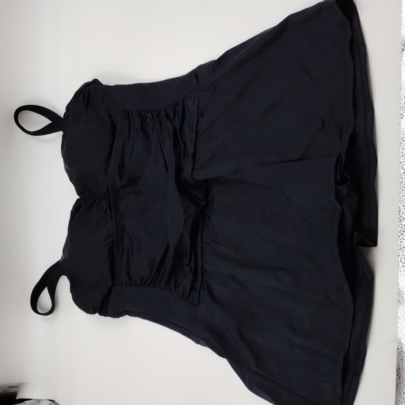 Jantzen Other - Jantzen women's size 14 black one piece swimsuit adjustable straps with skirt